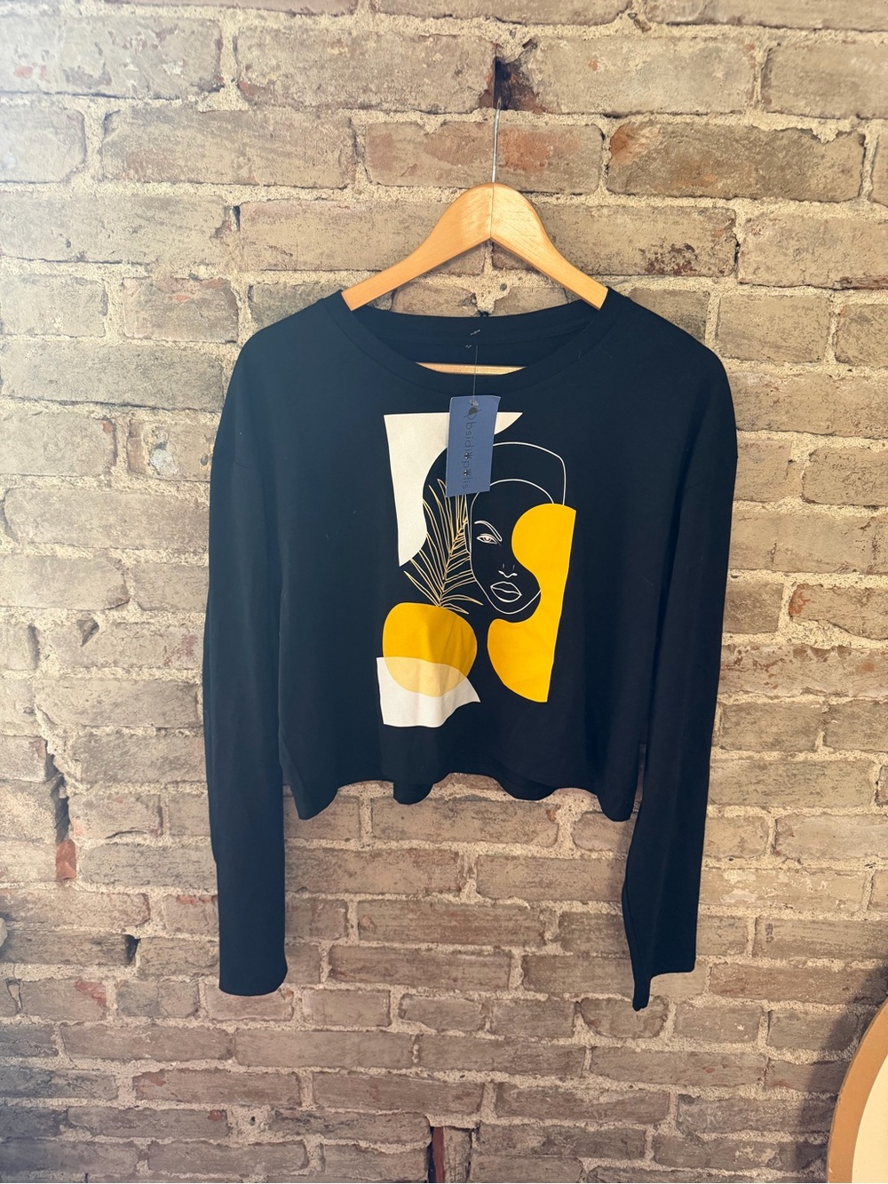 NWT Black Long-Sleeve Crop Tee with Yellow & White Art Panel vero moda style